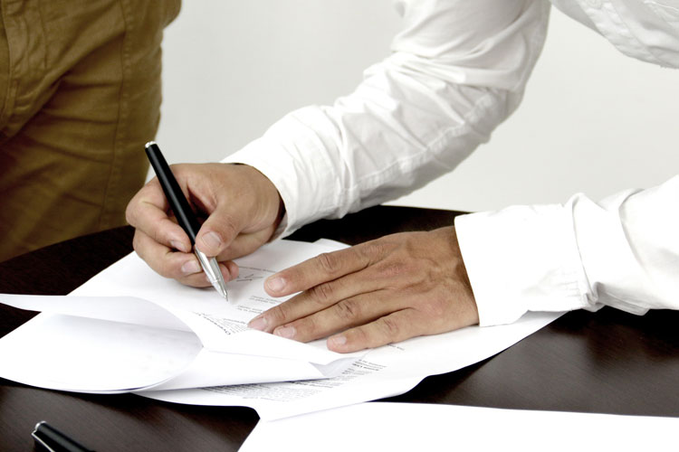 Los administradores de fincas de Bizkaia firman un acuerdo para localizar herederos por todo el mundo