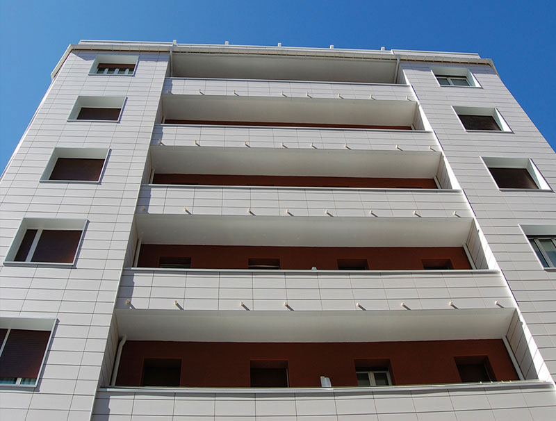 Fachada ventilada con SATE en balcones