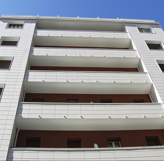 Fachada ventilada con SATE en balcones